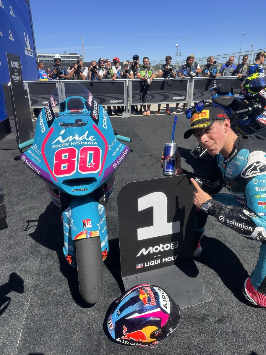 Давид Алонсо выиграл свою первую гонку Moto2