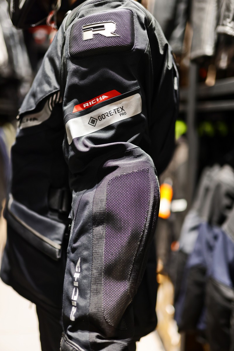 Проработка швов и защиты панциря Gore-Tex Pro Armacore на RICHA Armada 1.1
