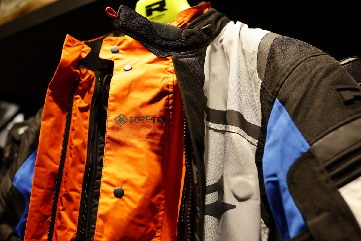 RICHA BRUTUS: подстежка Gore-Tex может быть надета поверх куртки, либо внутрь