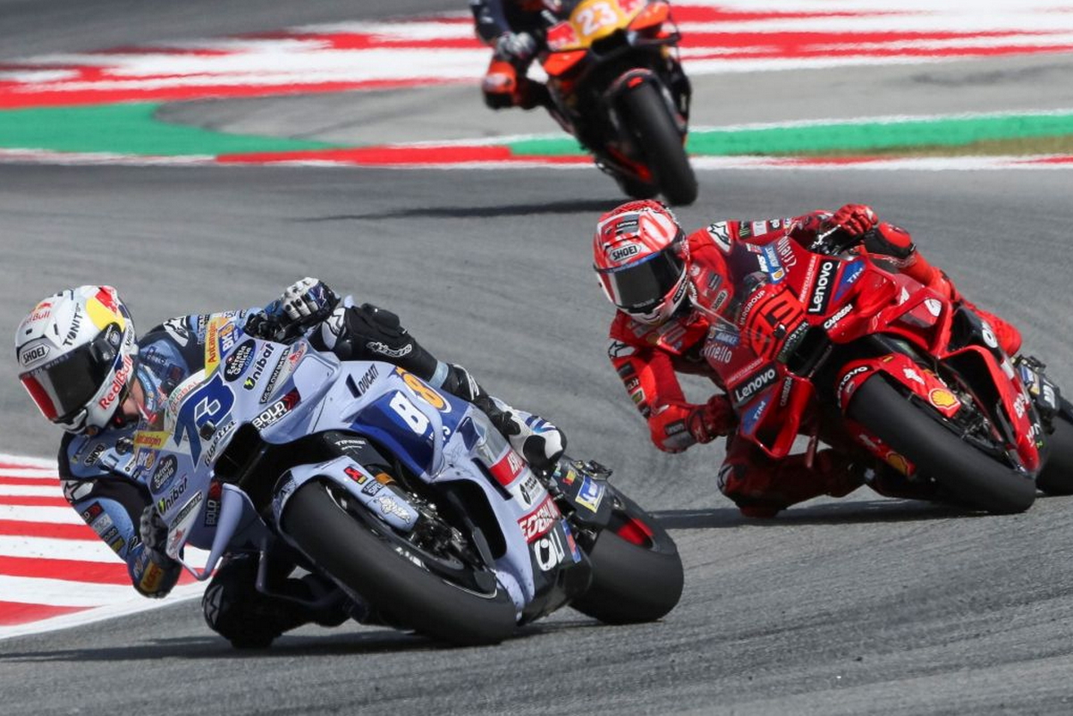 Алекс и Марк Маркесы возглавляют Гран-При Каталонии MotoGP 2025