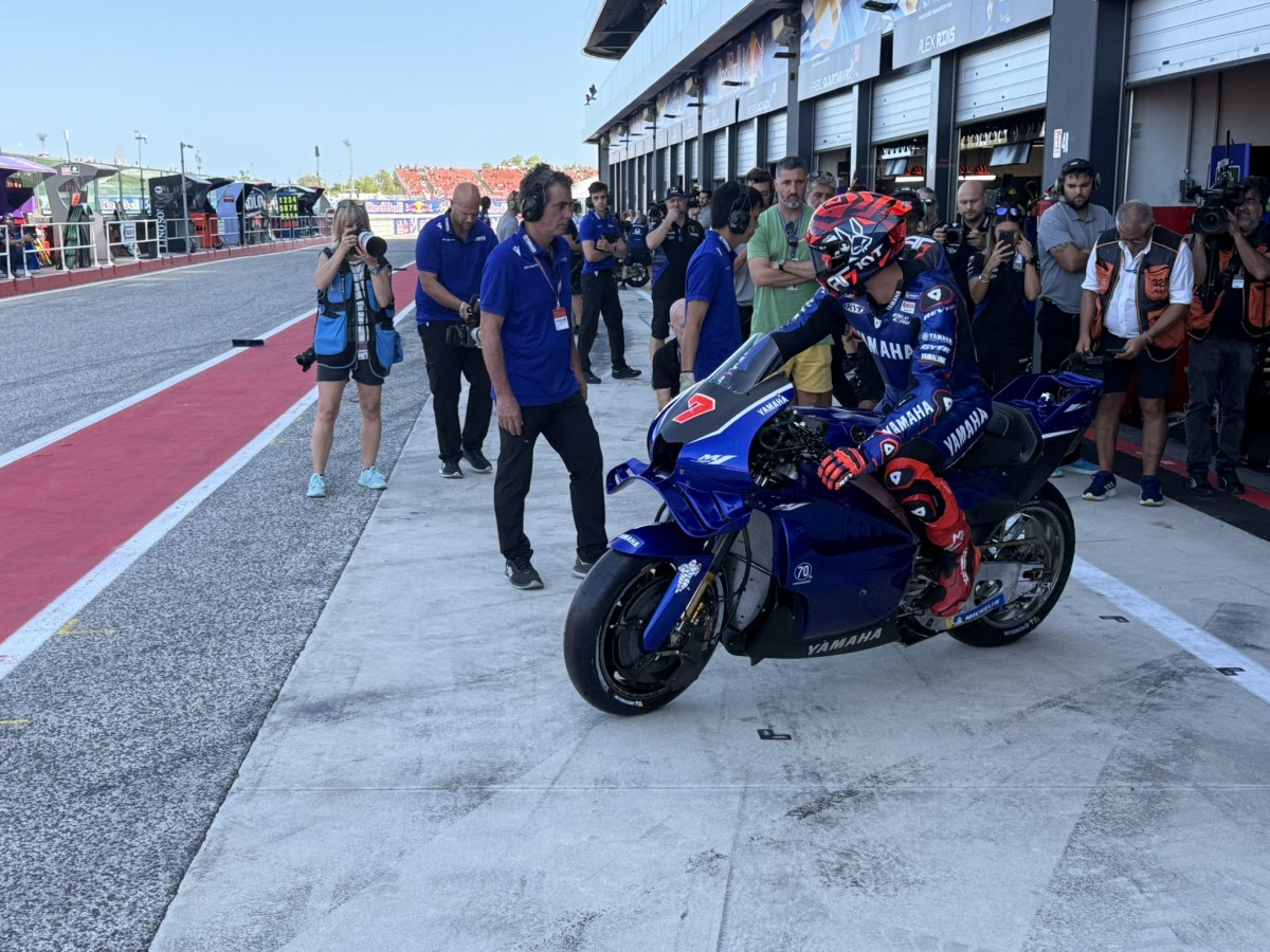 Yamaha V4 под управлением Августо Фернандеса выходит на трек