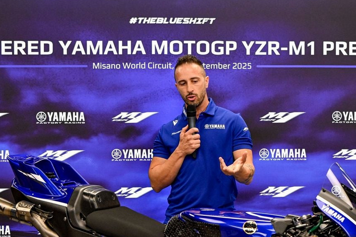Андреа Довициозо на презентации Yamaha V4 в Мизано