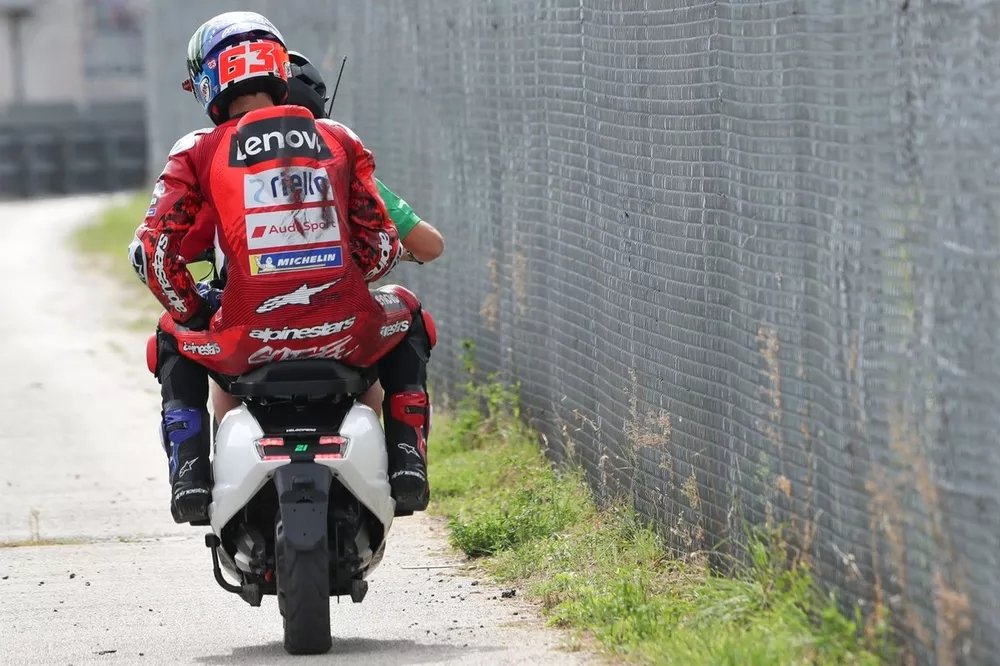 Пекко Баньяя возвращается в бокс Ducati на скутере после падения в Мизано