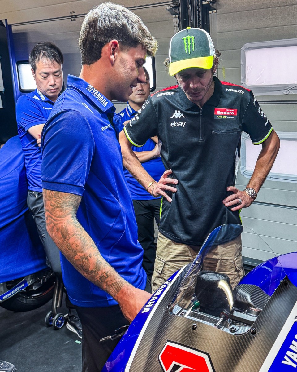 Августо Фернандес показывает Валентино Росси новый Yamaha V4 за закрытыми дверями