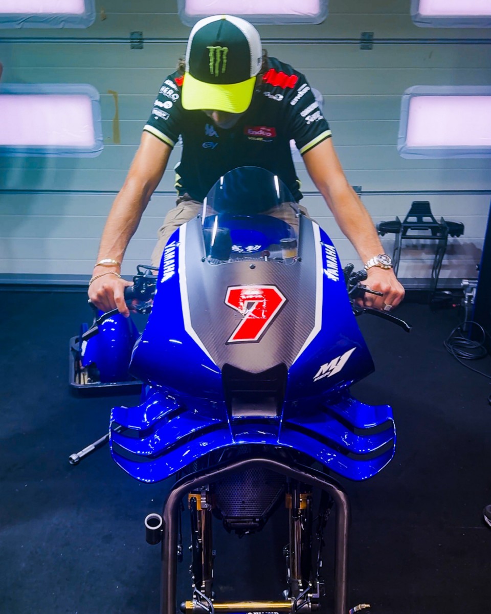 Августо Фернандес показывает Валентино Росси новый Yamaha V4 за закрытыми дверями