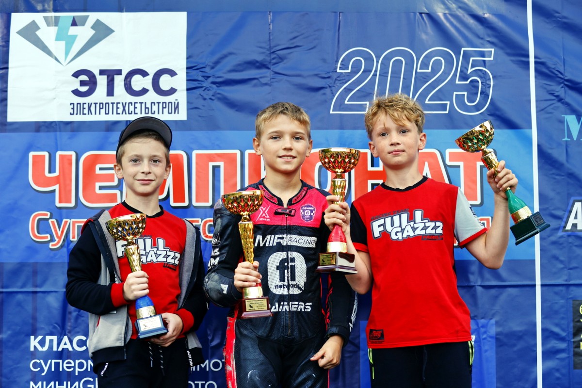 Дмитрий Копанев, Мирослав Бугров и Миша Гордейчук на подиуме 5 этапа, Лидер