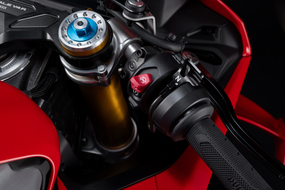 DNL - Ducati Neutral Lock: особый рычаг разблокировки нейтрали на правом клипоне