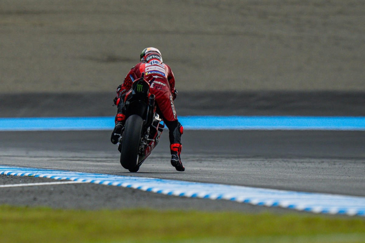 Жесткое торможение в стоппи в исполнении Пекко Баньяи перед Т11 на Гран-При Японии MotoGP 2024