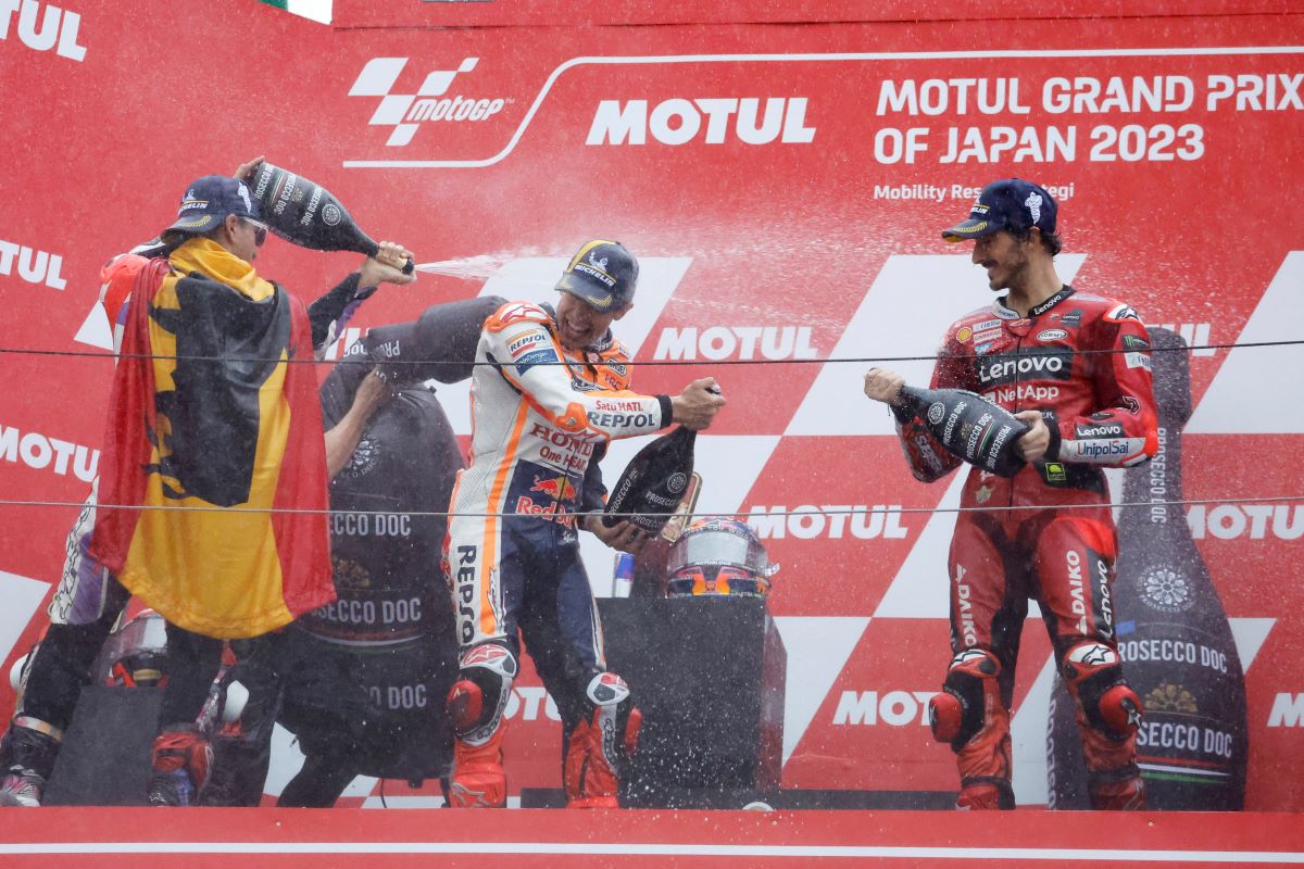 Прощальный реверанс Honda - Марк Маркес на подиуме Гран-При Японии MotoGP 2023