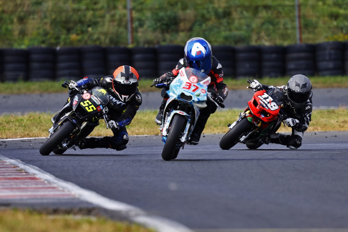 Александров (№55) и Бугров (№118) преследуют Егора Иванова из класса 160