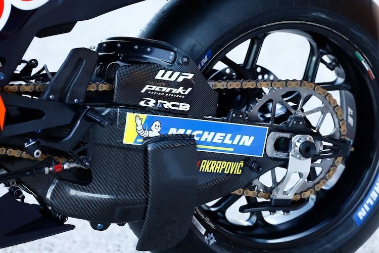 KTM пришлось дооснастить RC16 карбоновым стабилизатором цепи