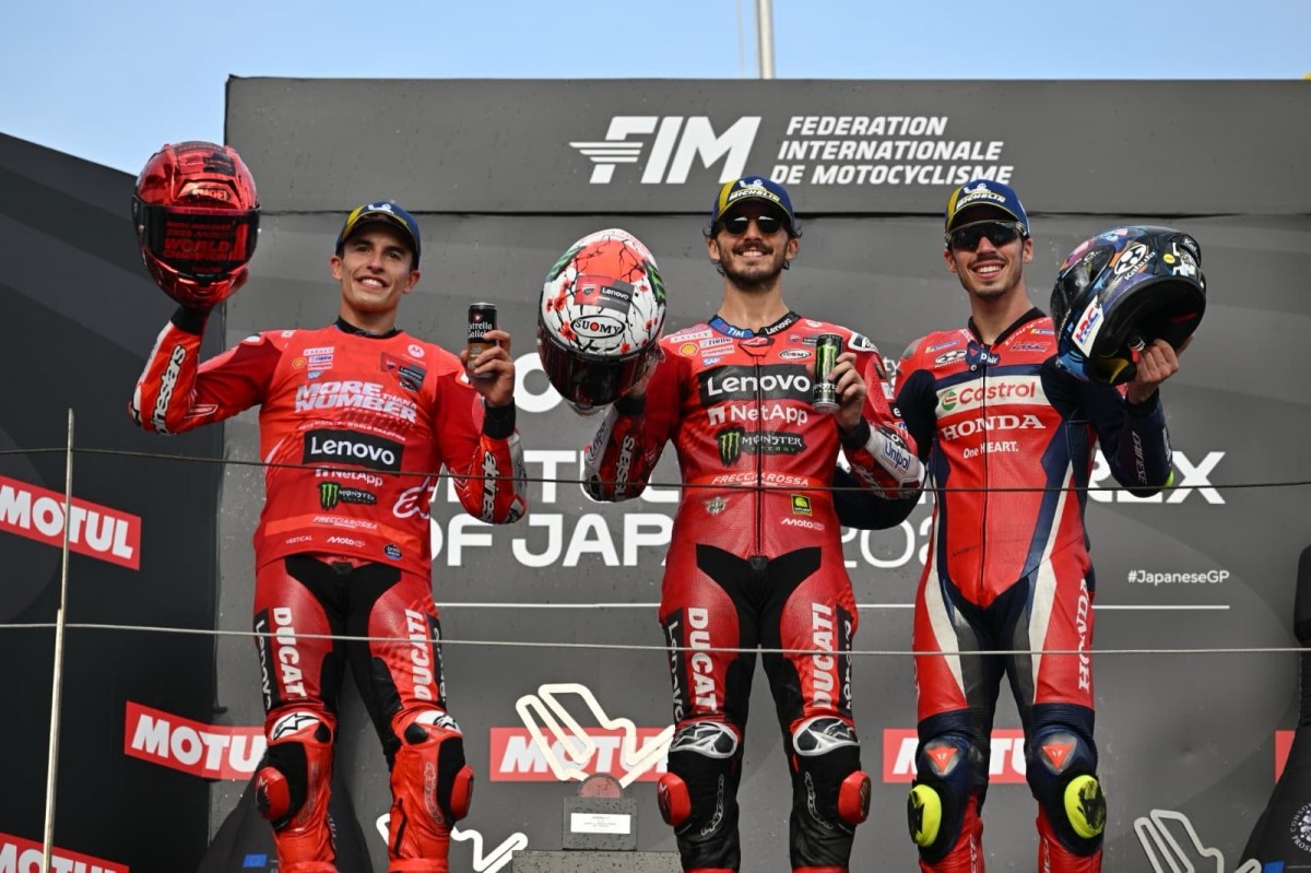 Марк Маркес и Пекко Баньяя, напарники Ducati Lenovo Team на подиуме вместе с Жоаном Миром из Honda HRC