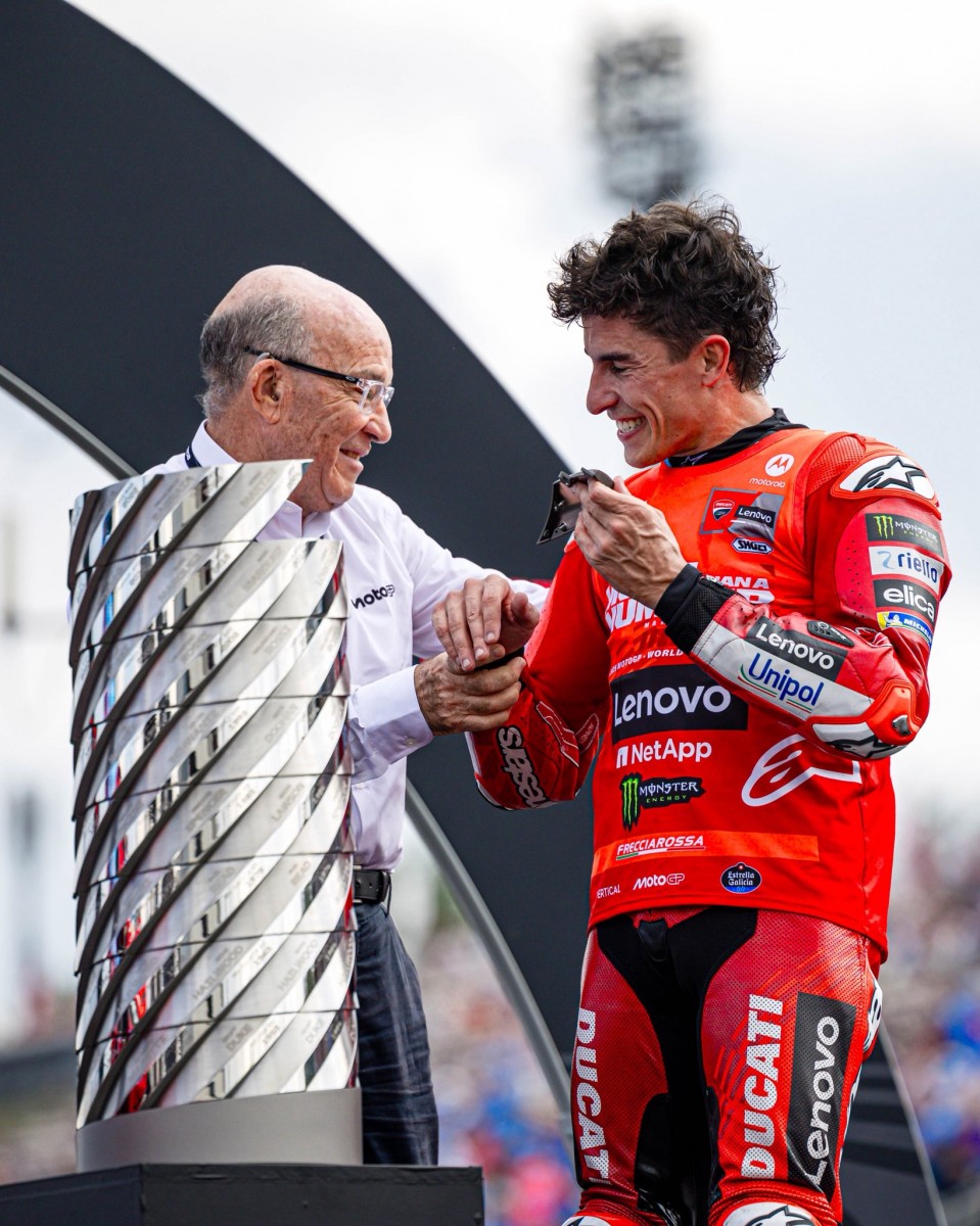 Марк Маркес и Кармело Эспелета, очевидно, приложивший максимум сил, чтобы удержать пилота от ухода в отставку