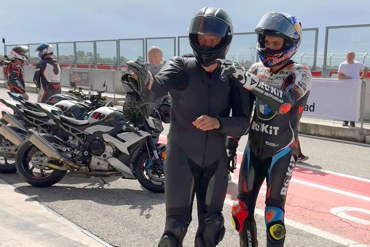 Глава BMW Motorrad Маркус Флаш и лидер заводской команды WSBK Топрак Разгатилоглу