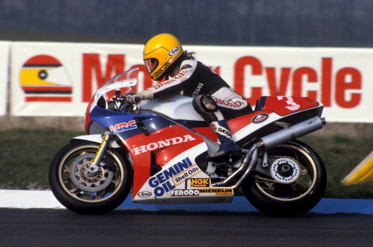 Джой Данлоп на борту Honda VFR750R в первой гонке WSBK 1988 года в Донингтоне