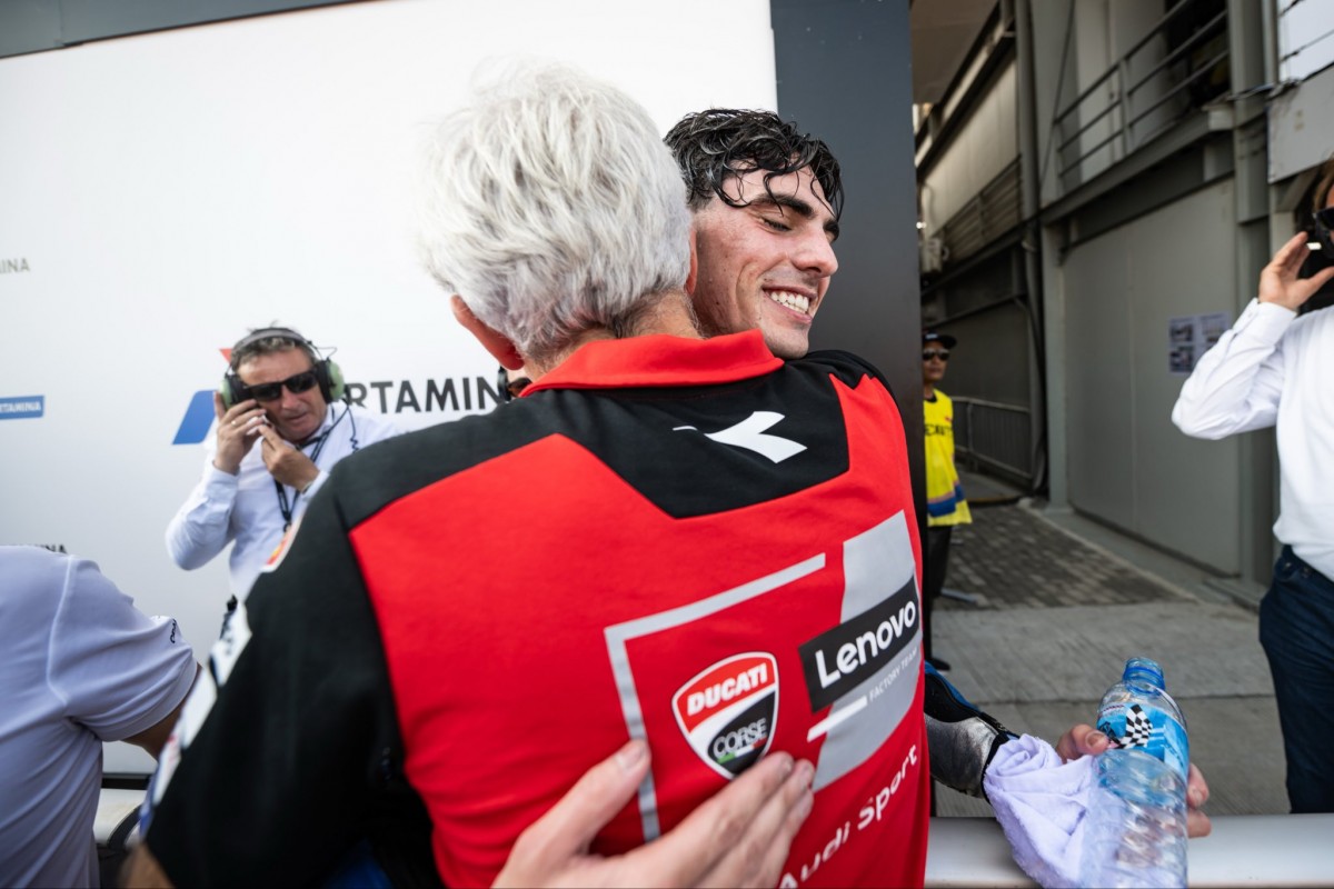 Джиджи обнимает своего нового молодого фаворита