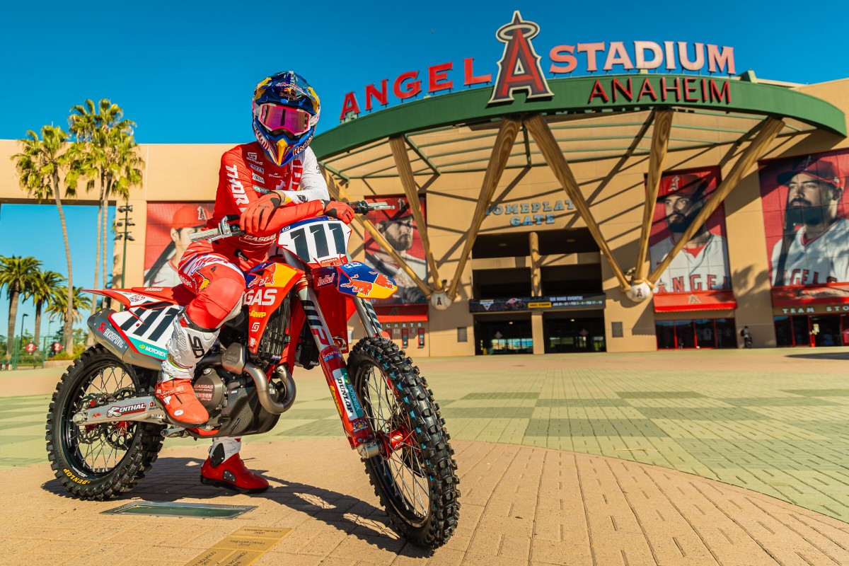 Чемпион MXGP Хорхе Прадо дебютирует в AMA Supercross: сенсация декабря 2024 года