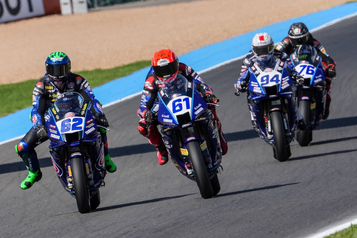 Пилоты на Yamaha R9 доминируют во Франции