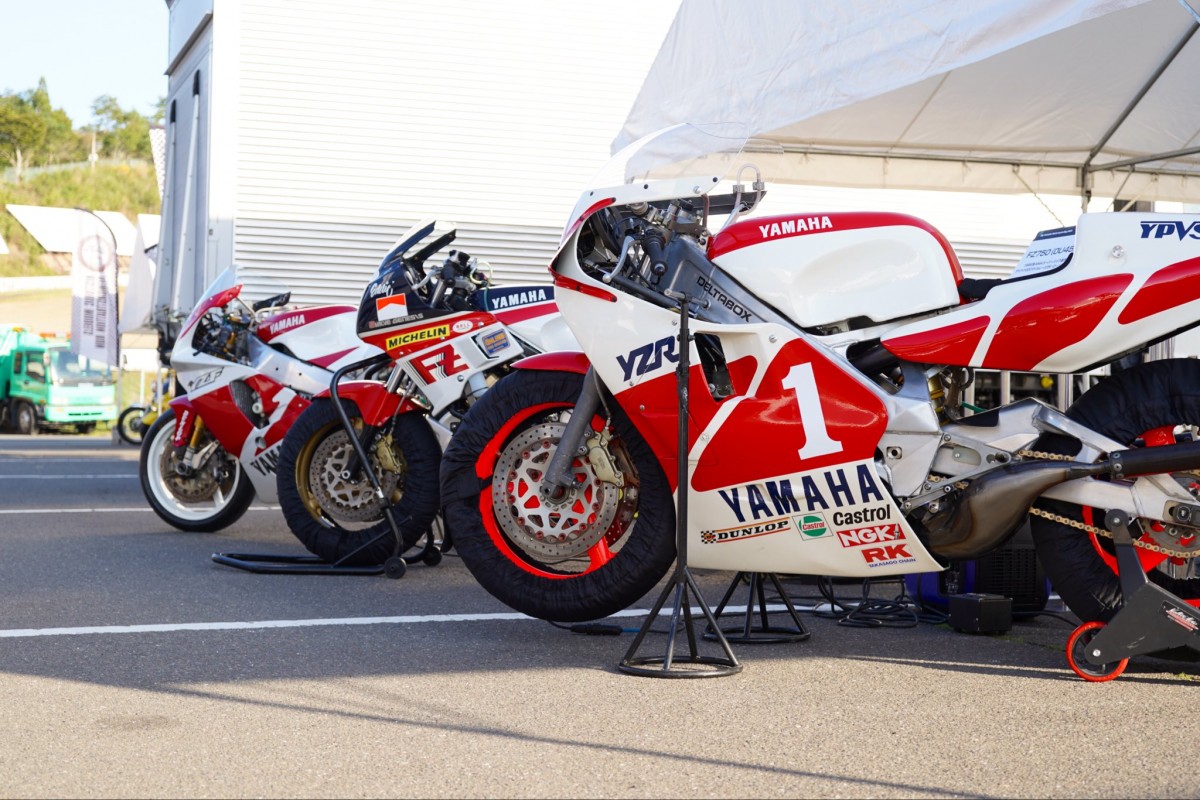 Выставка в Суго: Yamaha YZR500, Yamaha FZ750 и Yamaha YZF750