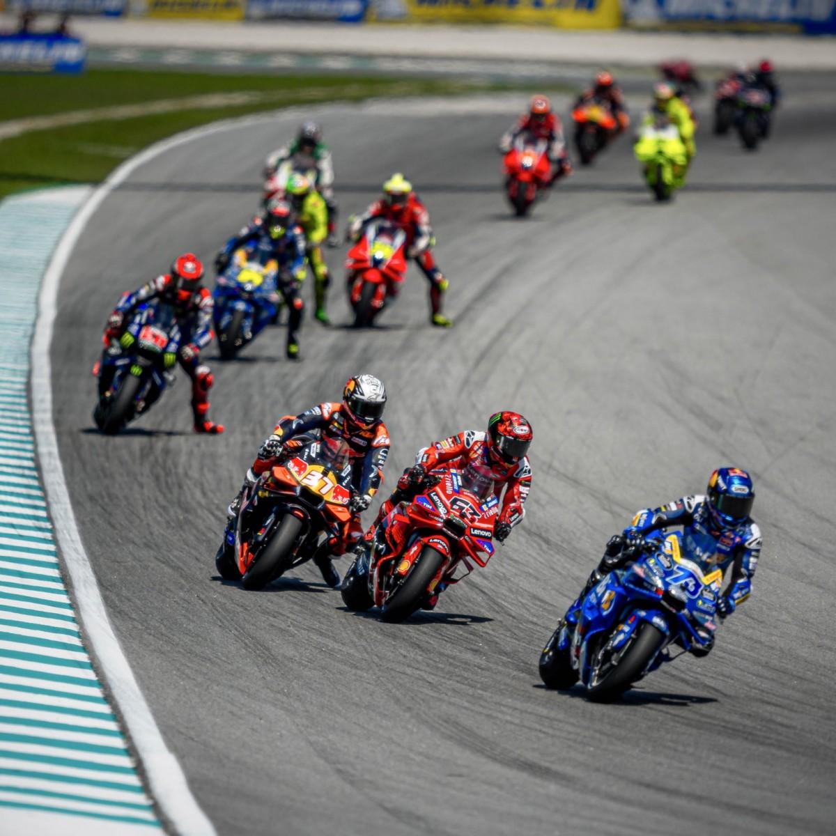 Алекс Маркес захватывает лидерство на первых кругах - самое подходящее время!