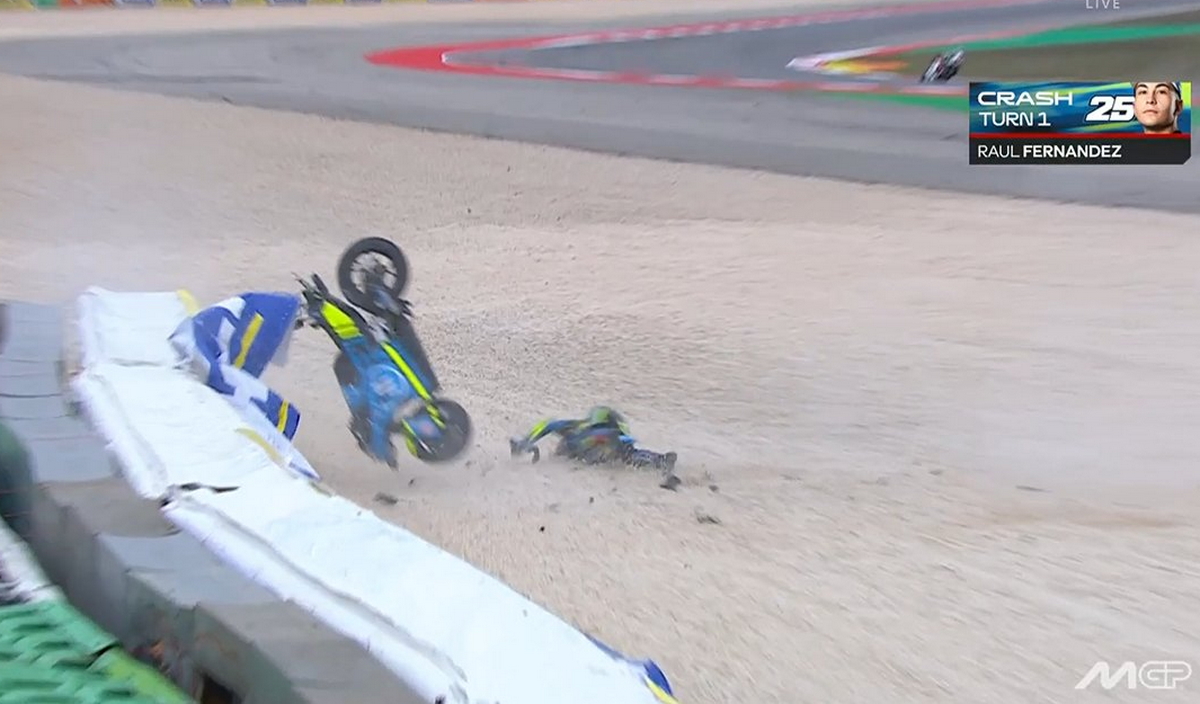 Вылет Рауля Фернандеса в Т1 на FP1 Гран-При Португалии MotoGP 2025