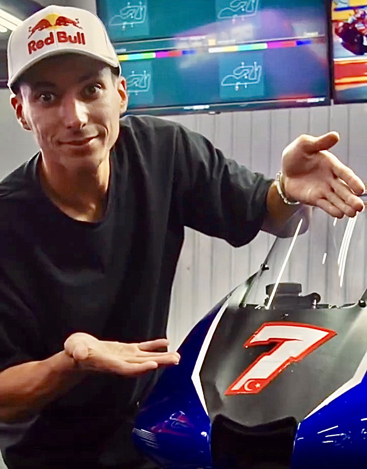 Топрак Разгатлиоглу представил свой номер в MotoGP - это №7