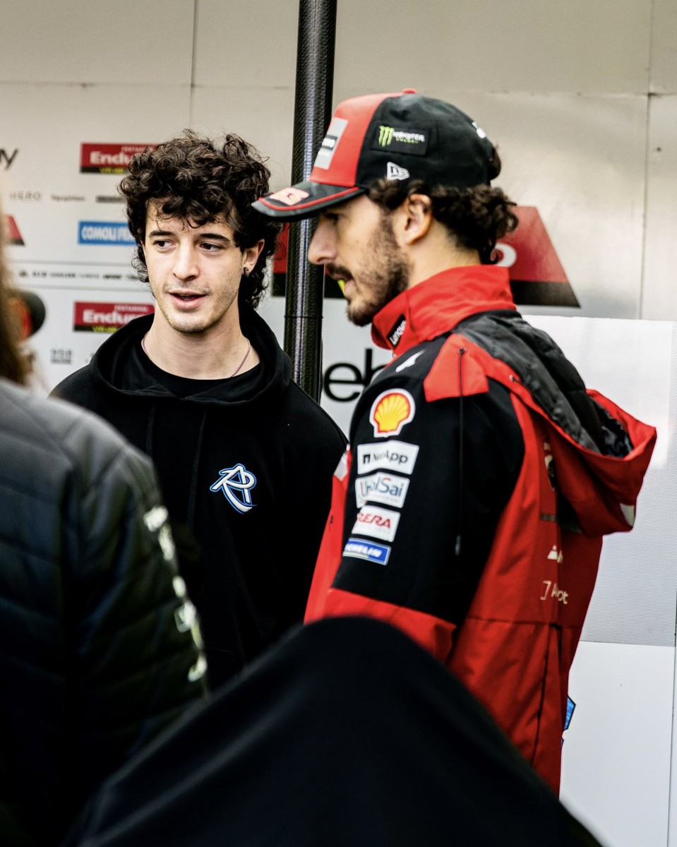Вся тусовка снова в сборе: Челестино Виетти и Пекко Баньяя в боксе VR46 Racing Team
