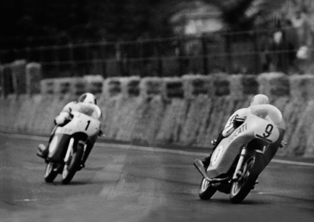 Дуэль Ducati под управлением Бруно Спаджиарри с Джакомо Агостини в Монце, 1971