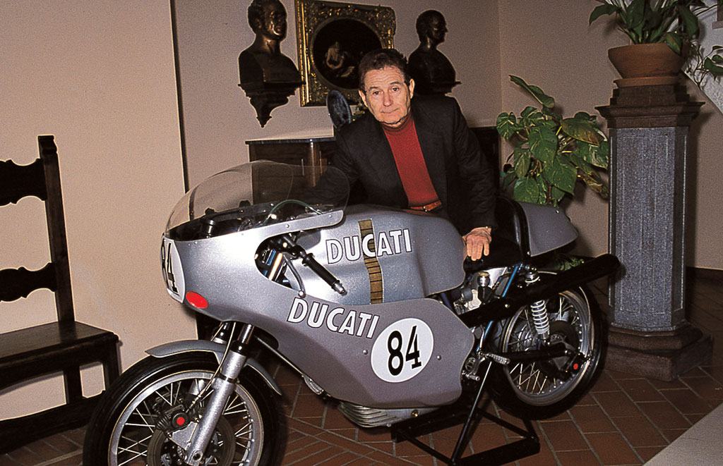 Бруно Спаджиарри и его гоночный Ducati GP500 с V2
