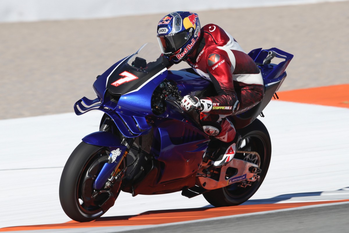 Топрак Разгатлиоглу на Yamaha V4 на тестах IRTA MotoGP в Валенсии