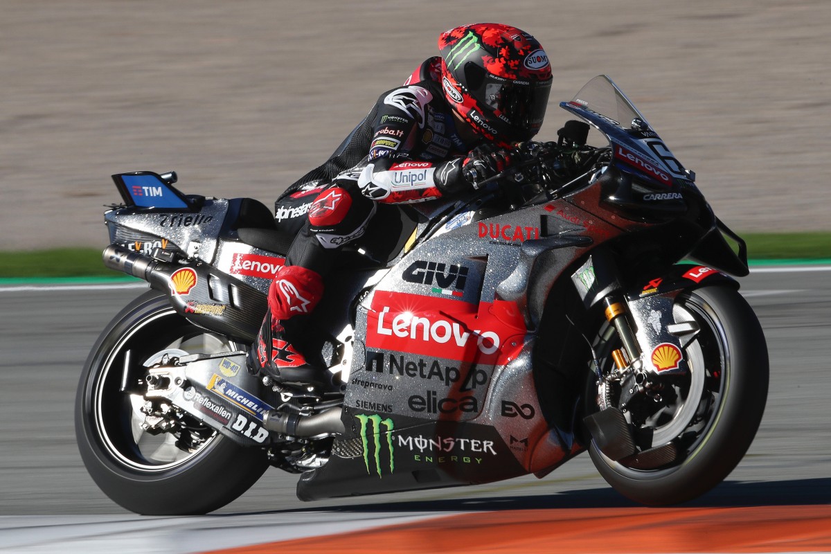 Пекко Баньяя на Ducati GP25/26 в особой ливрее на тестах IRTA MotoGP