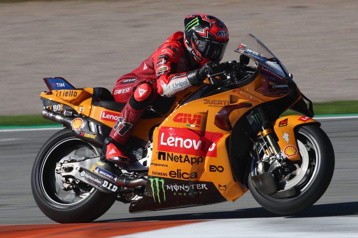 Николо Булега на тестах IRTA MotoGP в Валенсии с Ducati в юбилейных цветах