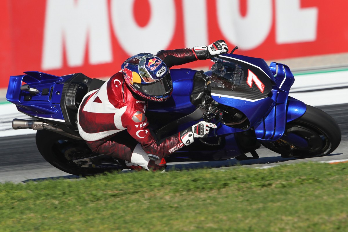 Топрак Разгатлиоглу на Yamaha V4 на тестах IRTA MotoGP в Валенсии