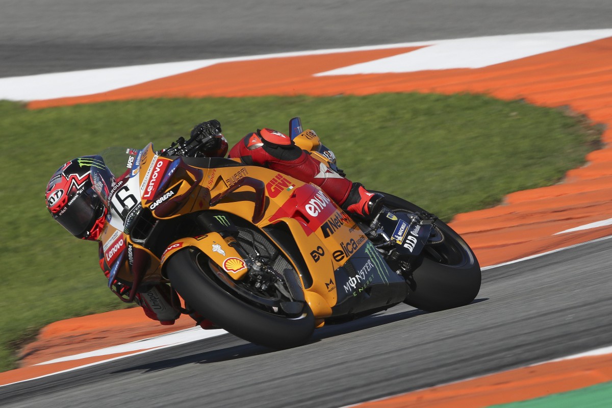 Николо Булега на Ducati GP25/26 на тестах IRTA MotoGP в Валенсии