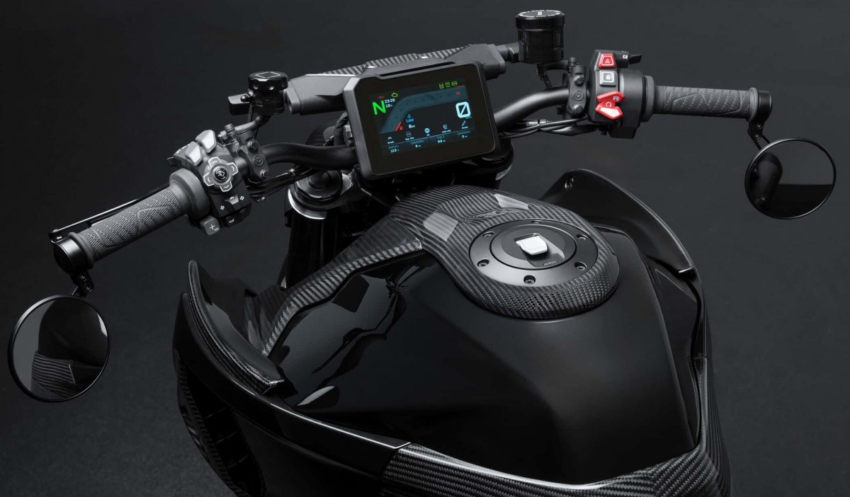 Кокпит Brabus 1400 R ярко контрастирует с KTM 1390 Super Duke R