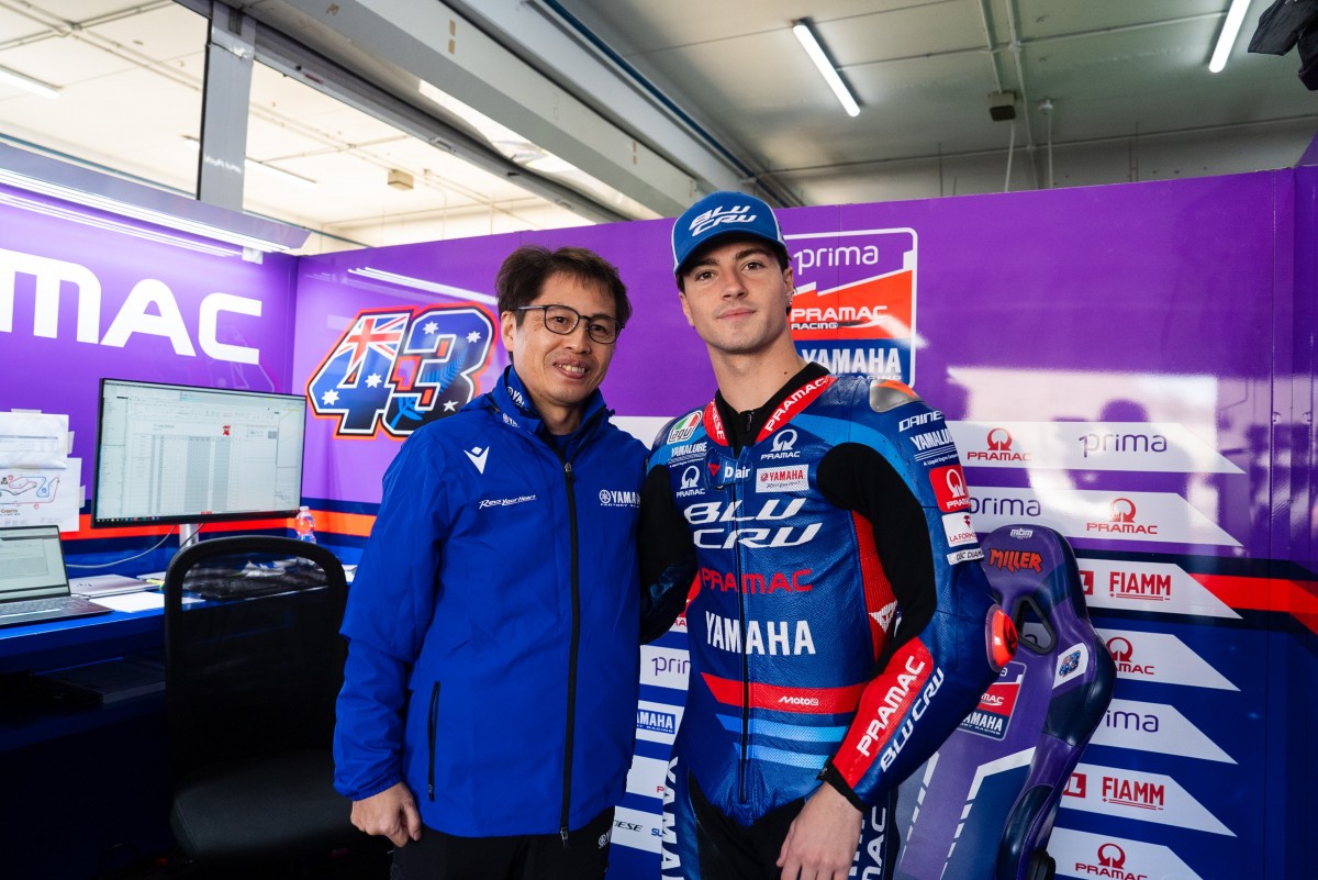 Исан Гевара и руководитель проекта Yamaha YZR-M1 Такахиро Суми