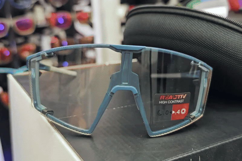 Работа фотохромных линз Julbo REACTIV при искусственной засветке ультрафиолетом