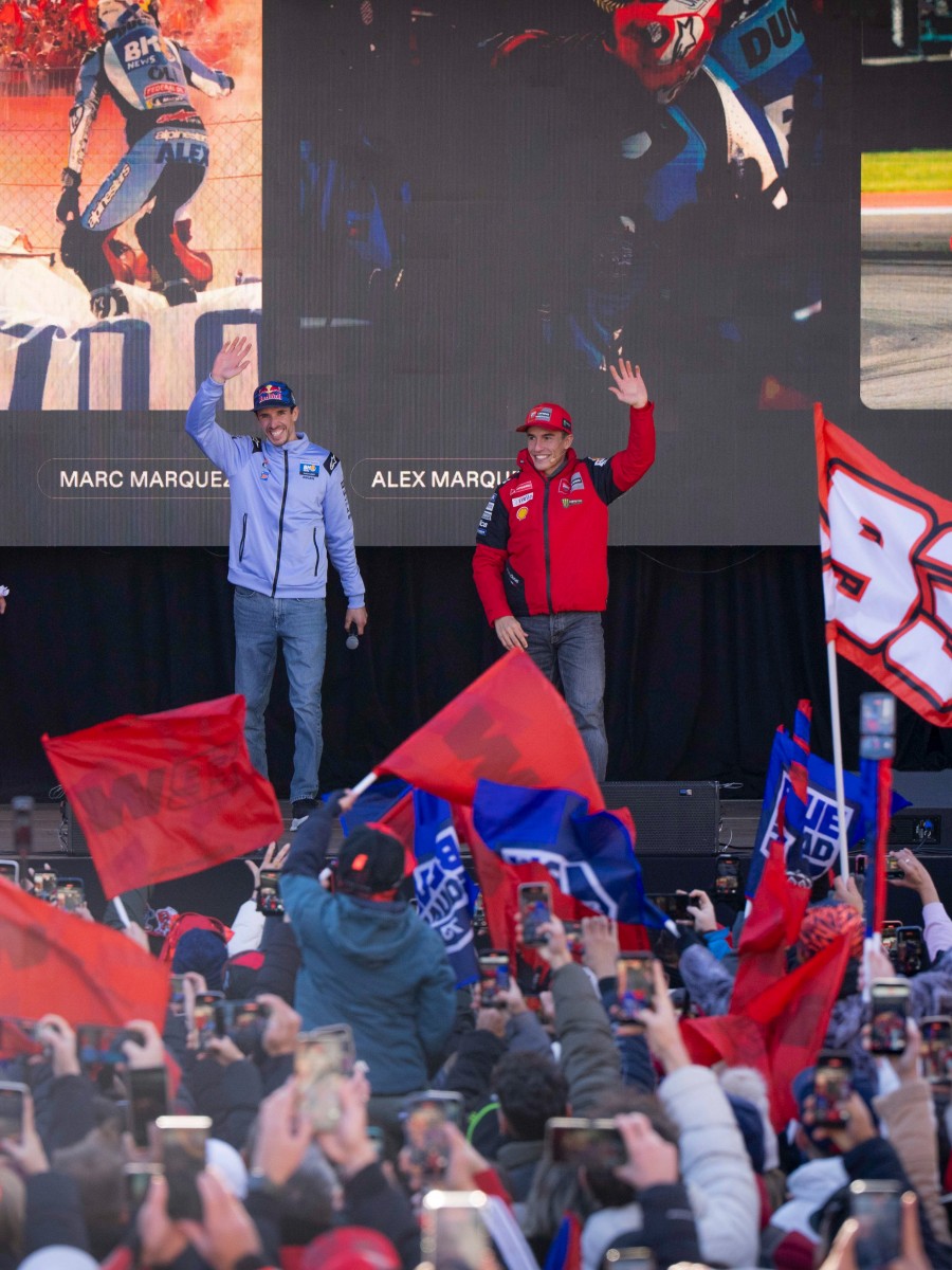 Марк и Алекс Маркесы снова собрали всю Серверу на главной площади для празднований своей победы в MotoGP