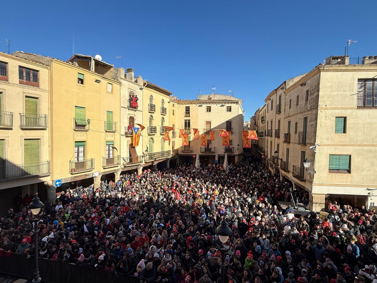 Весь город пришел на главную площадь Серверы