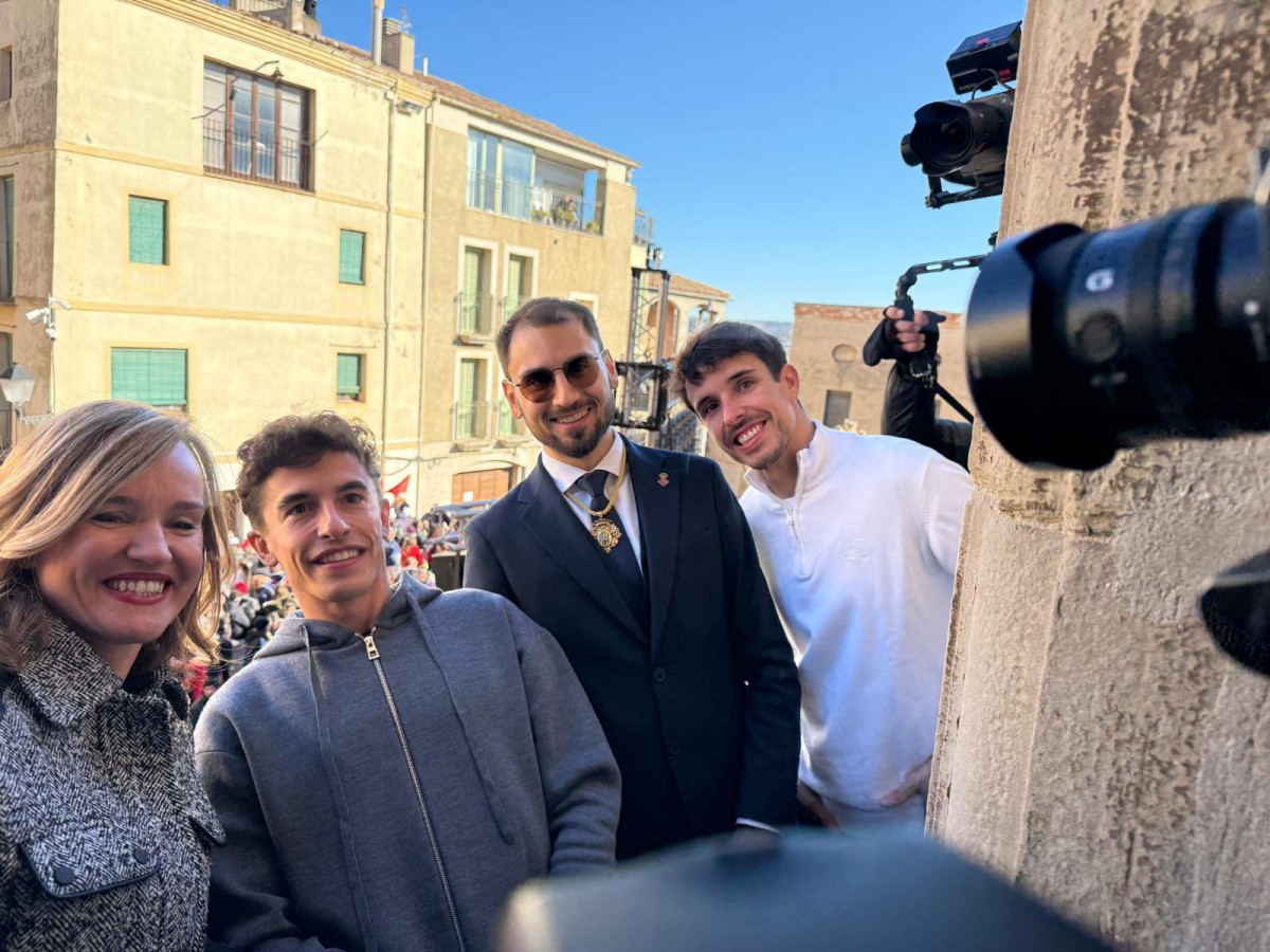 Весь город пришел на главную площадь Серверы