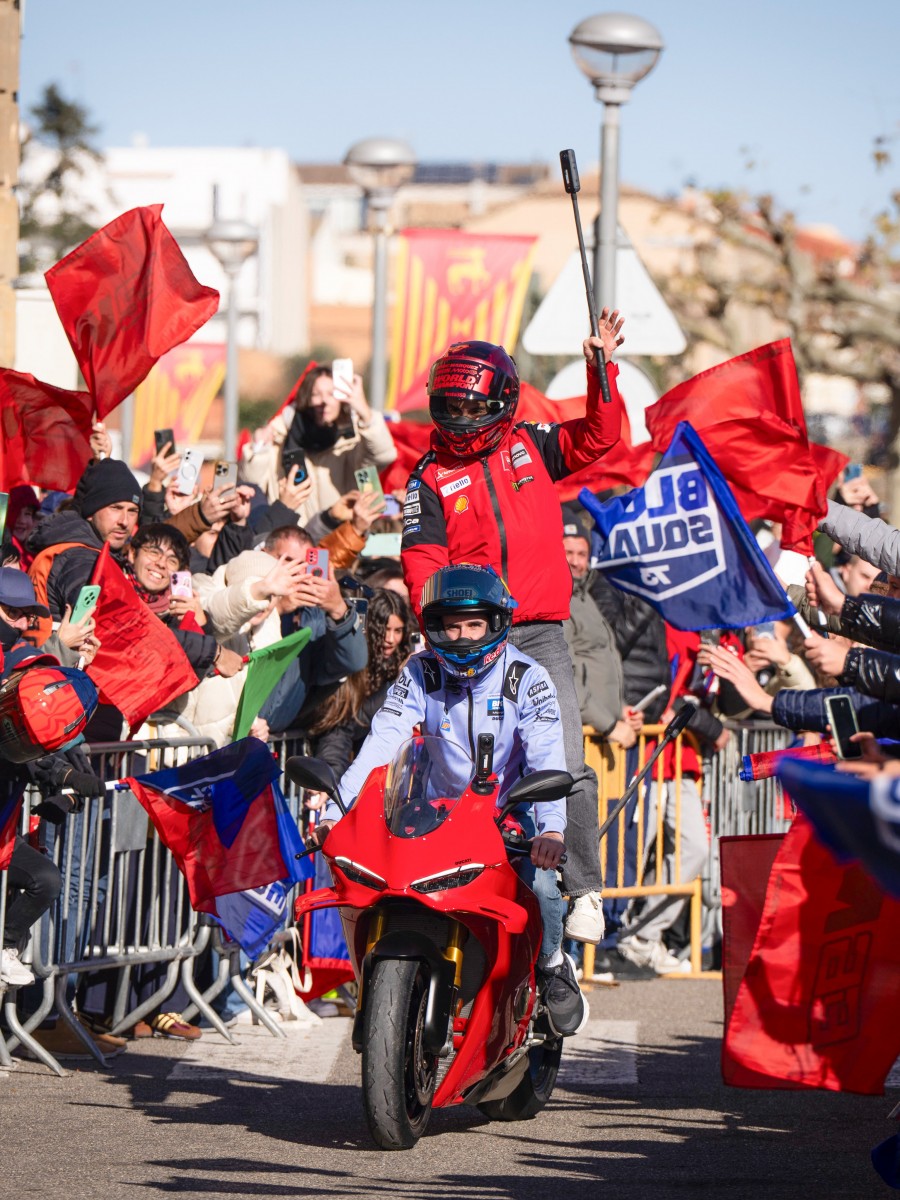Алекс привез Марка на площадь на Ducati как пассажира