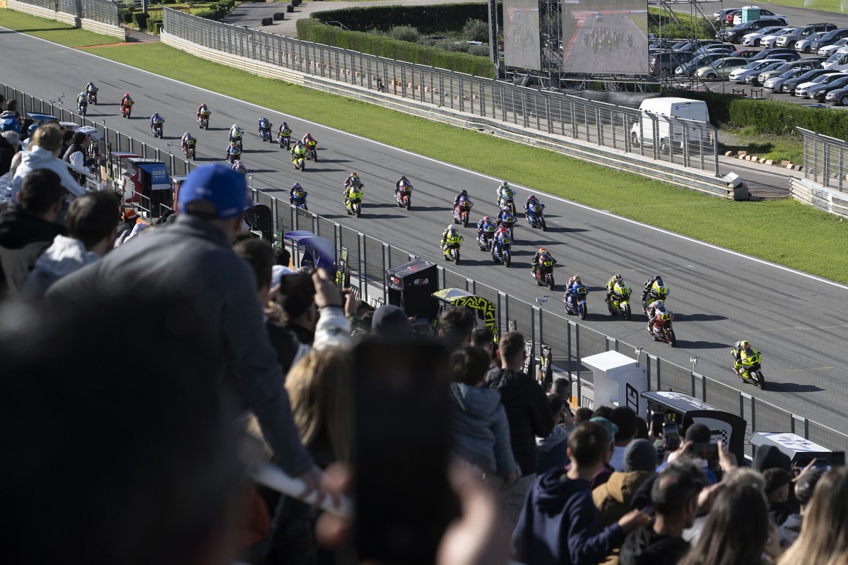 Старт решающей гонки Moto2