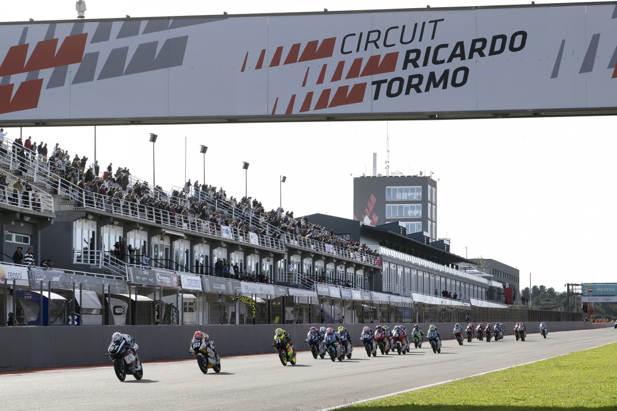 Старт гонки FIM JuniorGP в Валенсии