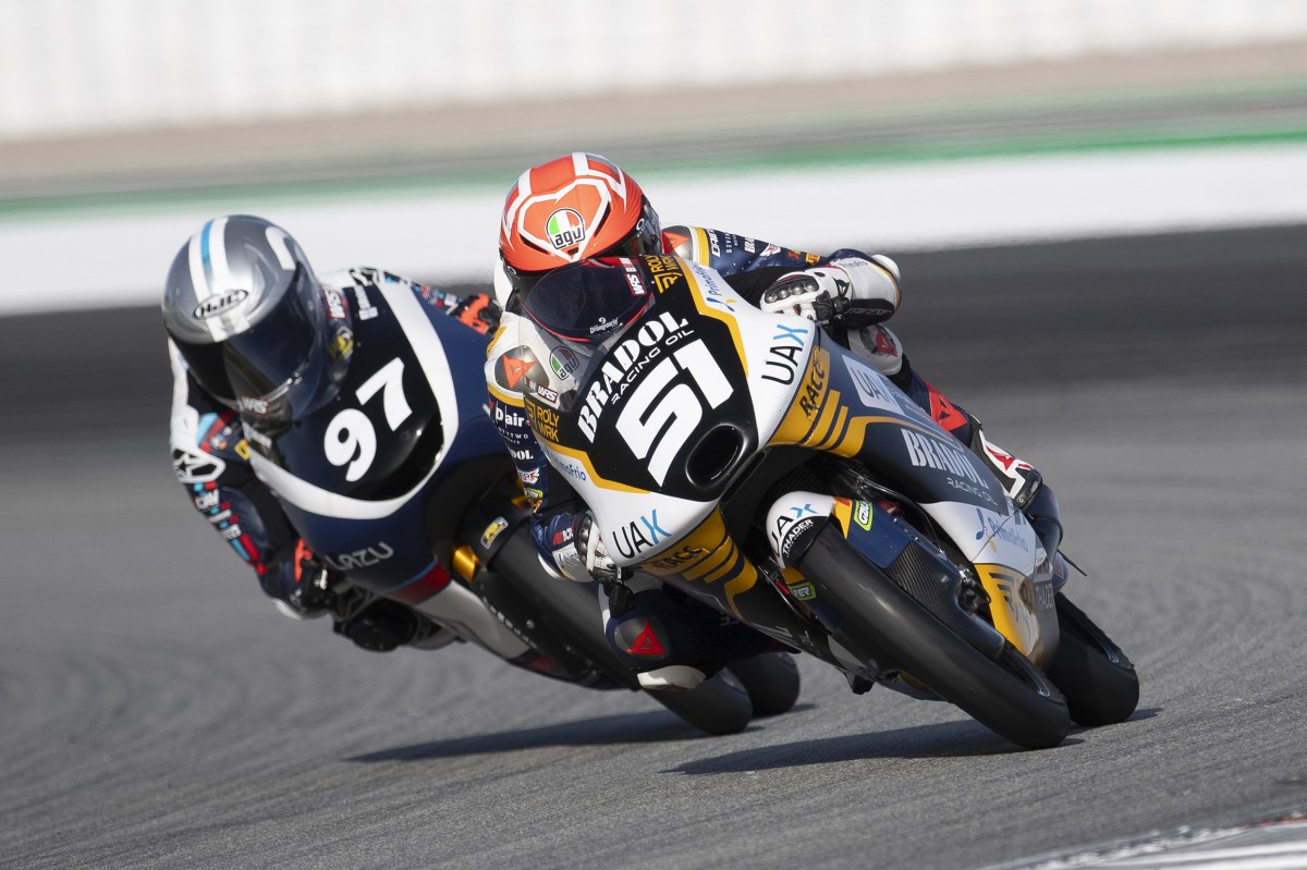 Бриан Уриарте пытался сдержать Марко Морелли в финале FIM JuniorGP 2025, но не сумел