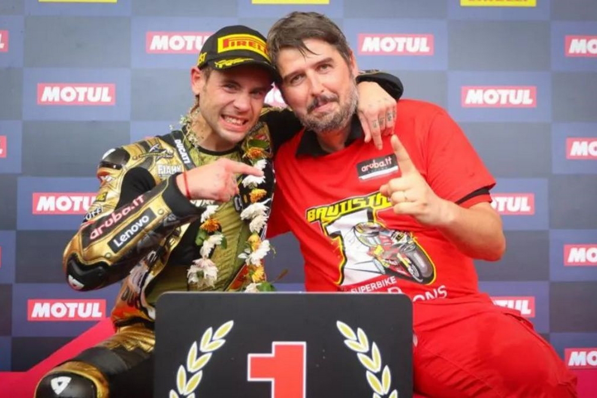 Альваро Баутиста и шеф его команды Джулио Нава - чемпионы World Superbike 2022 и 2023