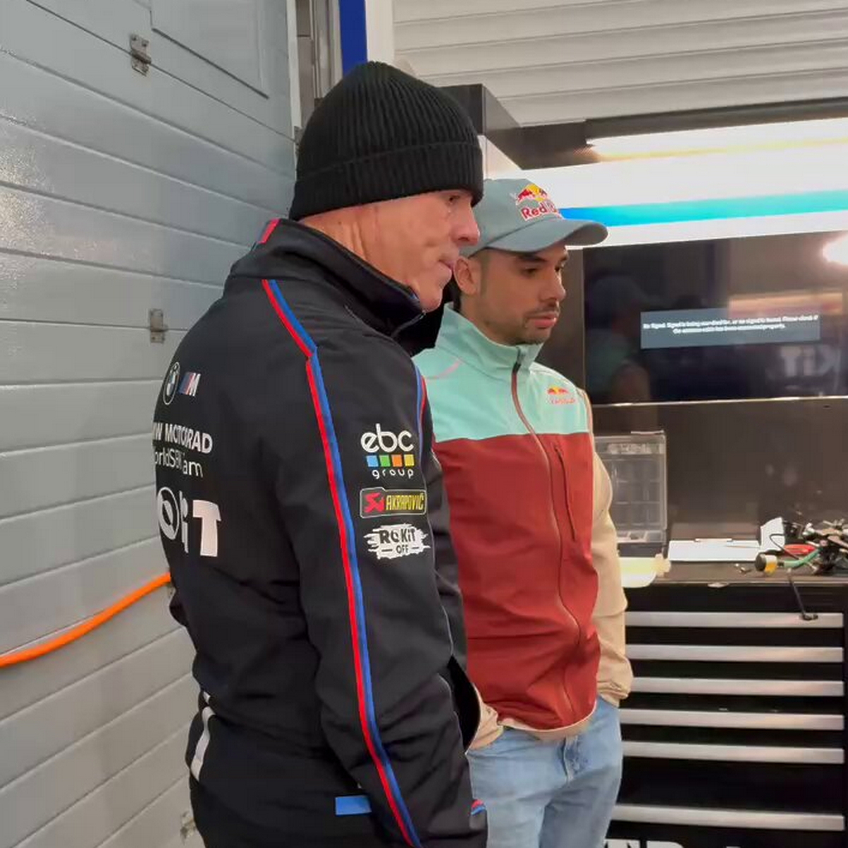 Мигель Оливера и босс PATA Yamaha Шон Мьюир перед началом тестов в Хересе