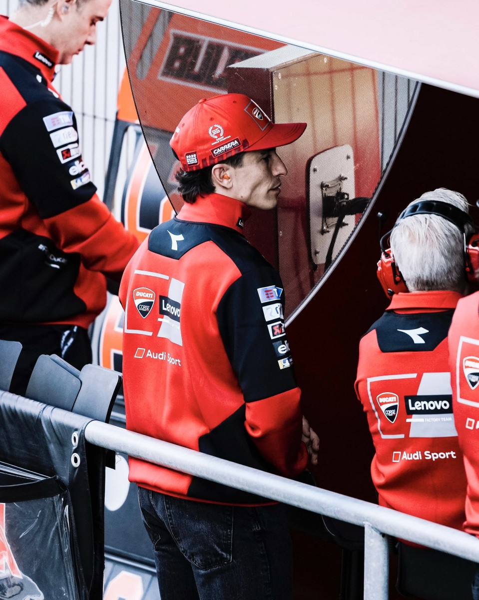 Марк Маркес наблюдает за Гран-При Валенсии с пит-лейна