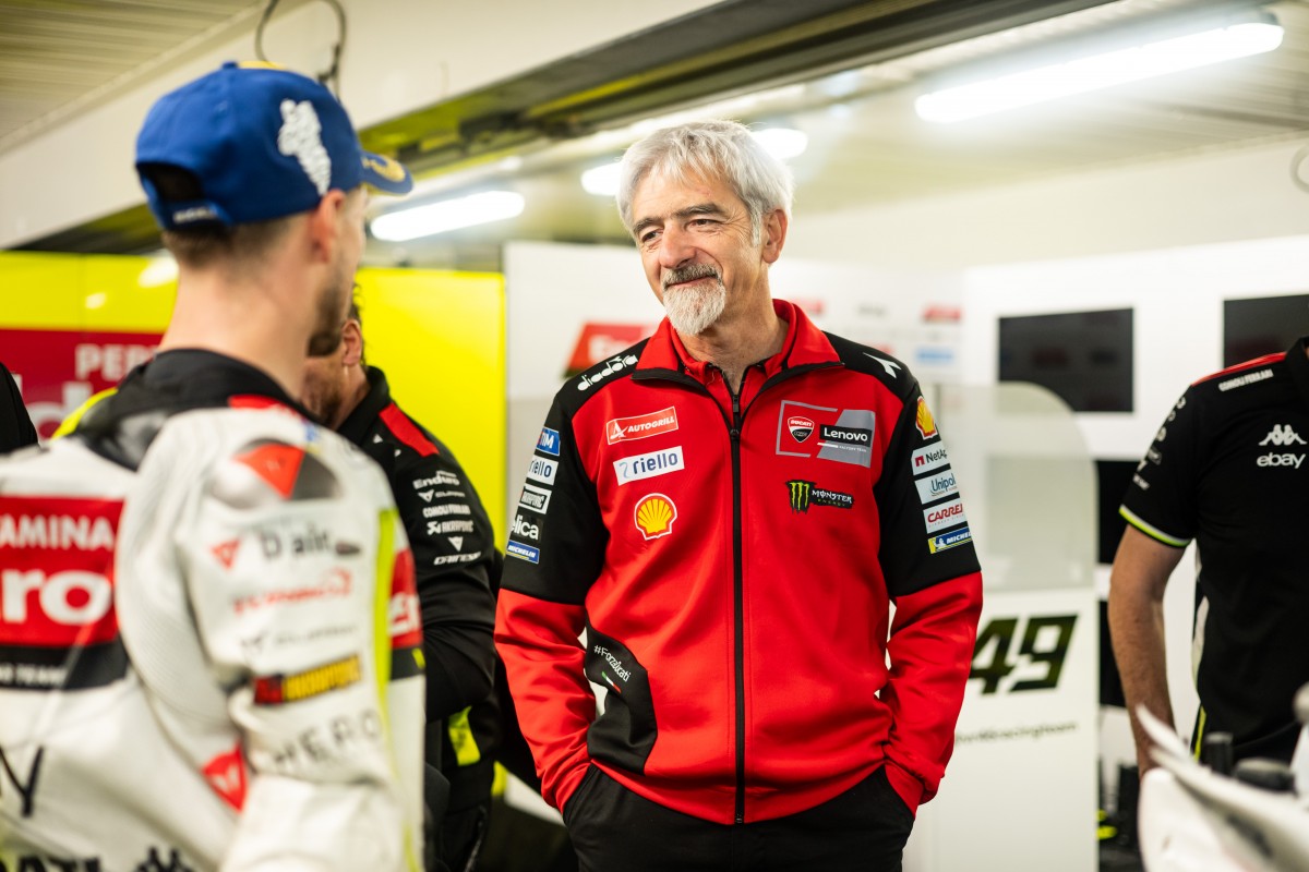 Босс Ducati Corse в боксе VR46 Racing Team