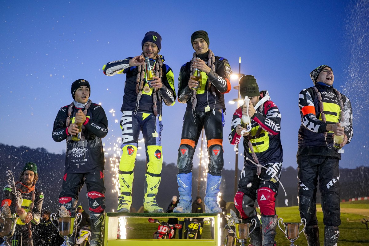 Валентино Росси и Лука Марини традиционно выступают в одной команде