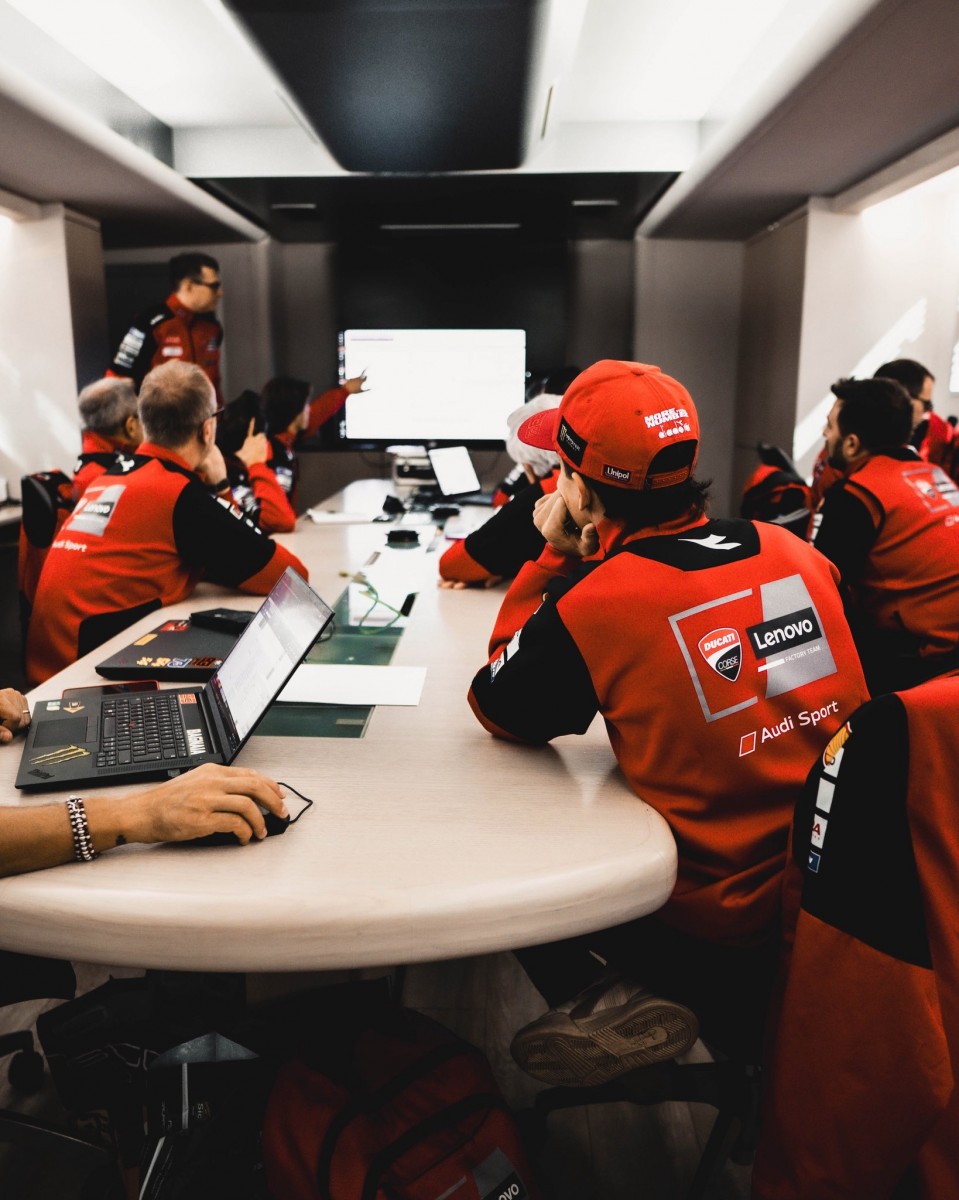 Давай, Ducati, развлекай...